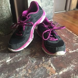Size 10 Under Armour Tennis Shoe